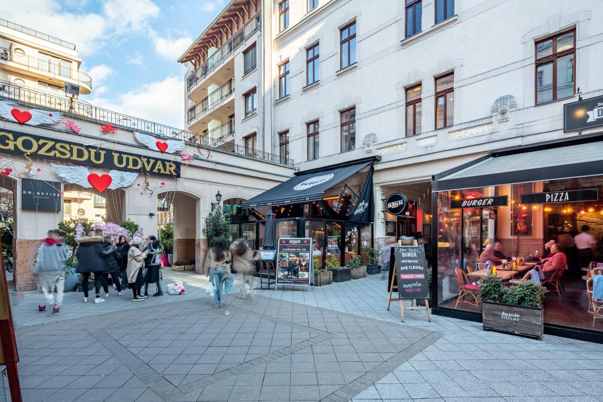 Super - Very Lively Area - In Gozsdu Appartamento Budapest